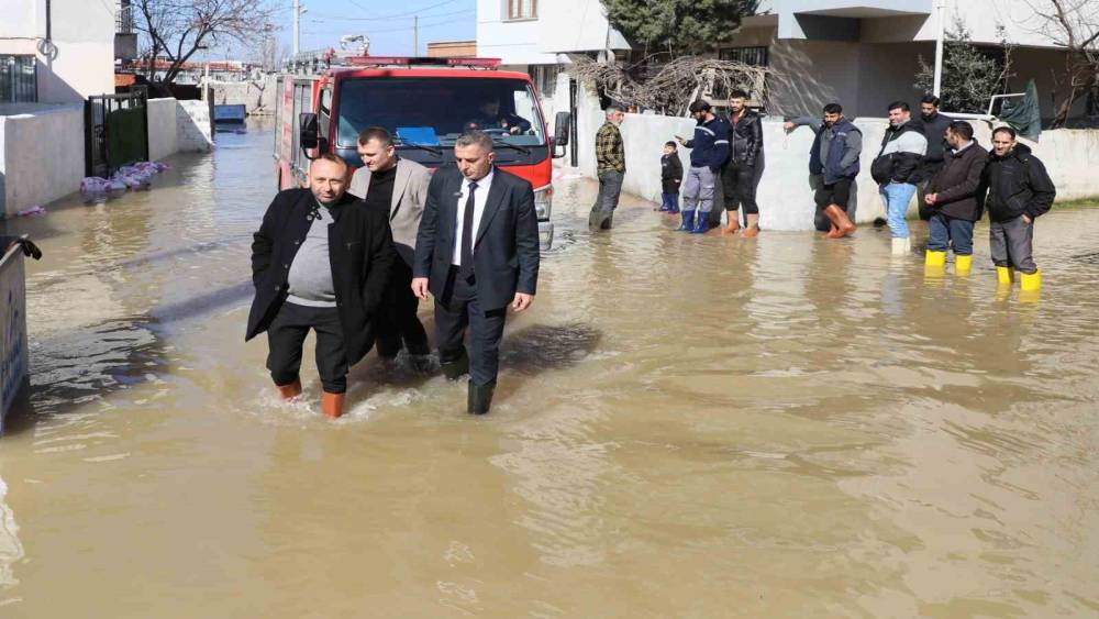 Başkan Şimşek &ccedil;izmeleri giydi, su baskınının yaşandığı sokakta inceleme yaptı
