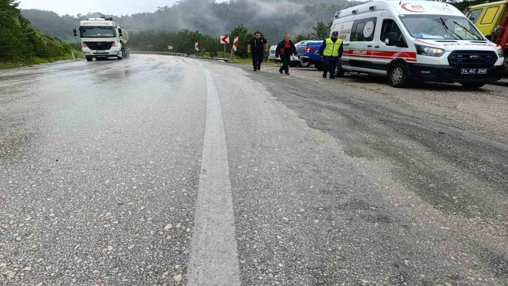 Bolu&rsquo;da virajı alamayan hafif ticari ara&ccedil; yoldan &ccedil;ıktı: 3 yaralı
