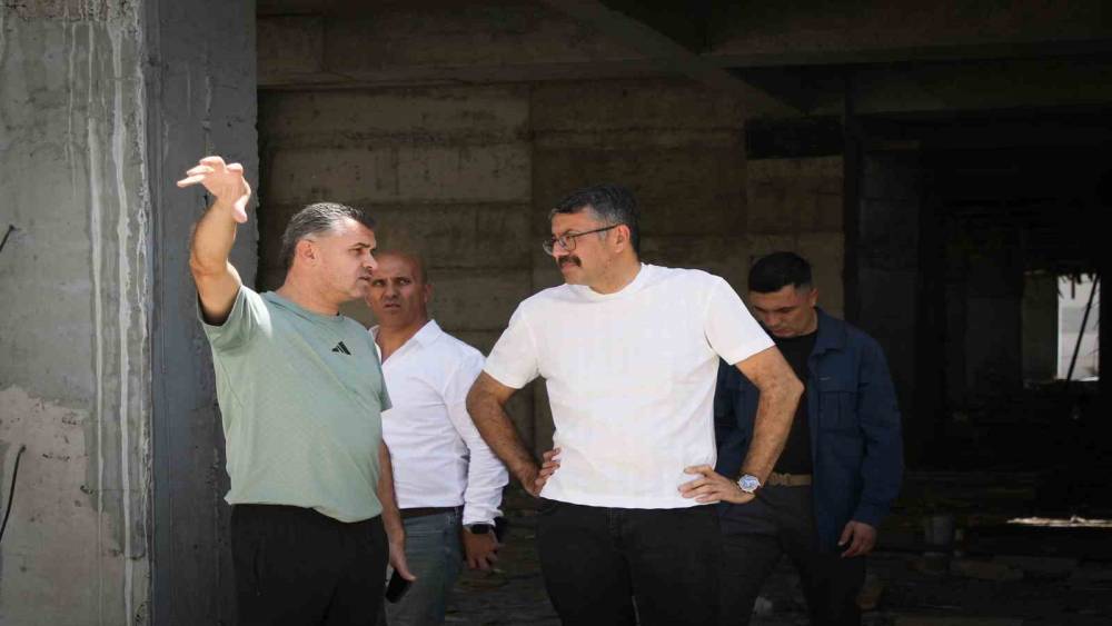 Vali Çelik, çok amaçlı spor salonu inşaatını inceledi