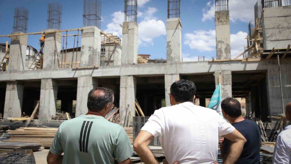 Vali Çelik, çok amaçlı spor salonu inşaatını inceledi