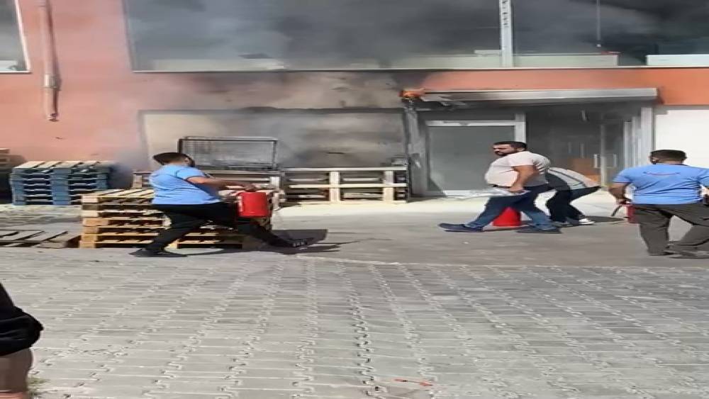 Yangın tüpünü alan koştu
