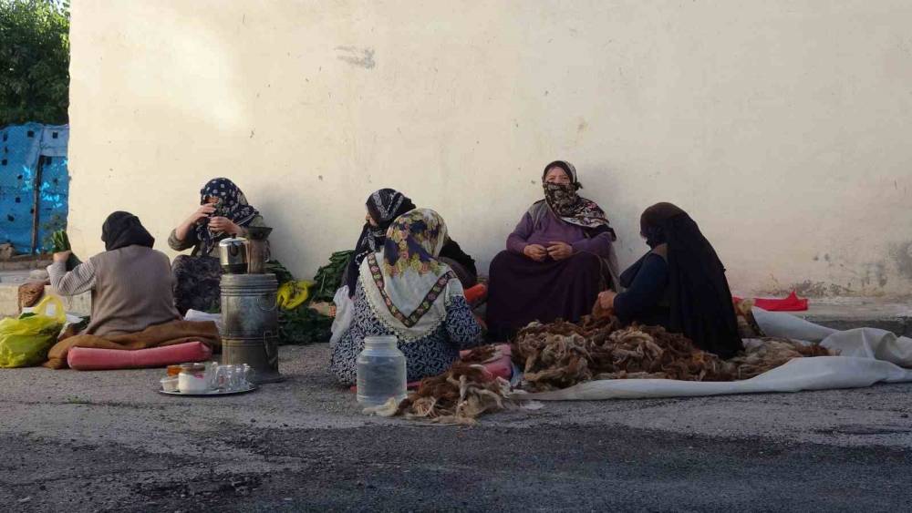 Bayburtlu kadınların komşuluk dayanışması: Kışlık hazırlıklar hep bir elden imece usulüyle yapıldı
