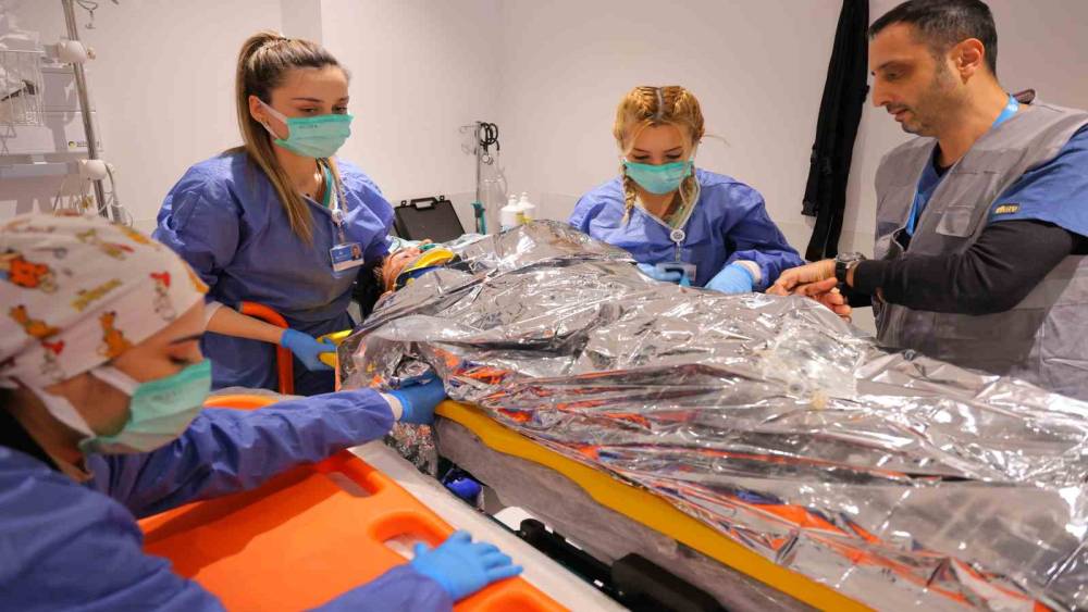 Gerçeğini aratmayan tatbikat: Hasta yakınları sinir krizi geçirdi, güvenlik görevlilerine saldırdı
