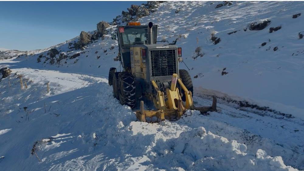 Greyder u&ccedil;urumun kenarında g&uuml;&ccedil;l&uuml;kle durabildi

