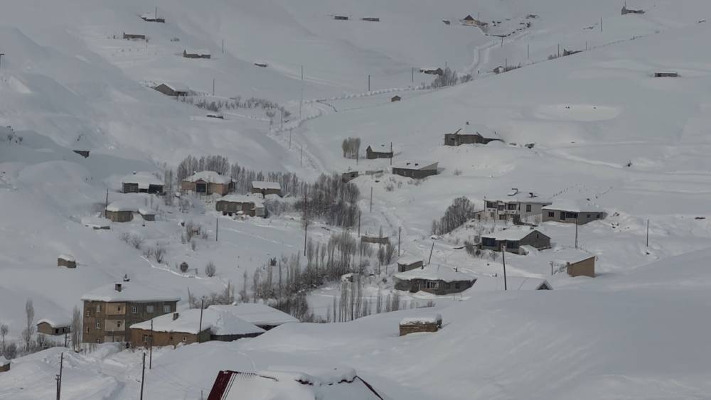 Hakkari&rsquo;de kar yağışı: 229 yerleşim yerinin yolu kapandı
