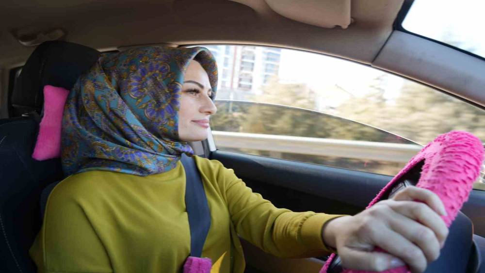 "Taksici abla" kadın yolcular i&ccedil;in direksiyon başında
