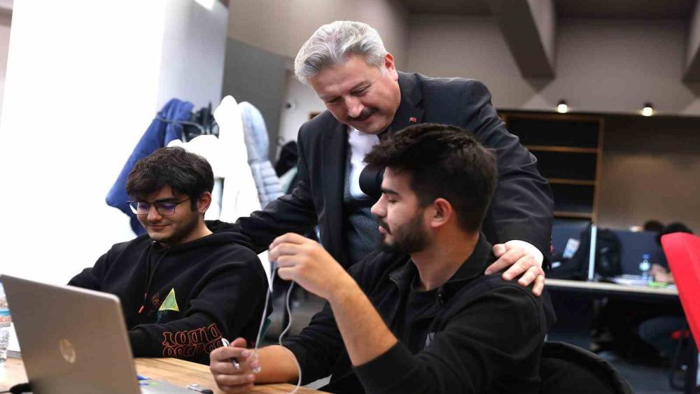 Akıl K&uuml;p&uuml; K&uuml;t&uuml;phaneleri dolup taşıyor
