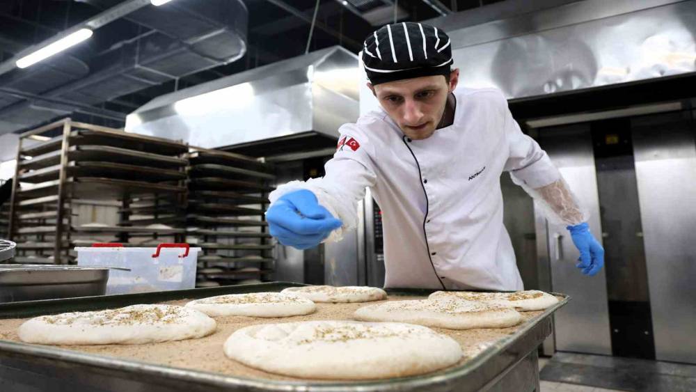 Belediyenin ürettiği 300 gramlık ramazan pidesi 20 liradan satışta