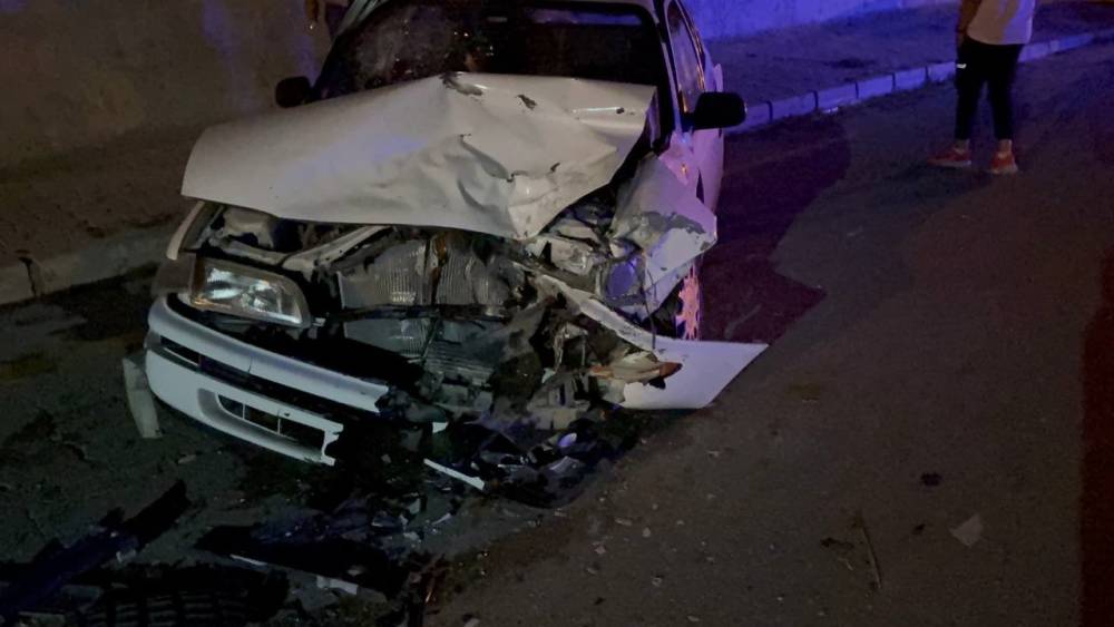 Otomobiller kafa kafaya çarpıştı: 3’ü çocuk 6 yaralı
