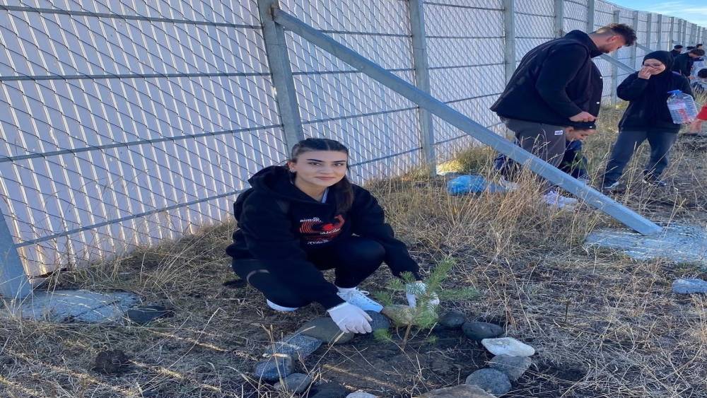 Sarıkamış’ta öğrenciler fidan dikti
