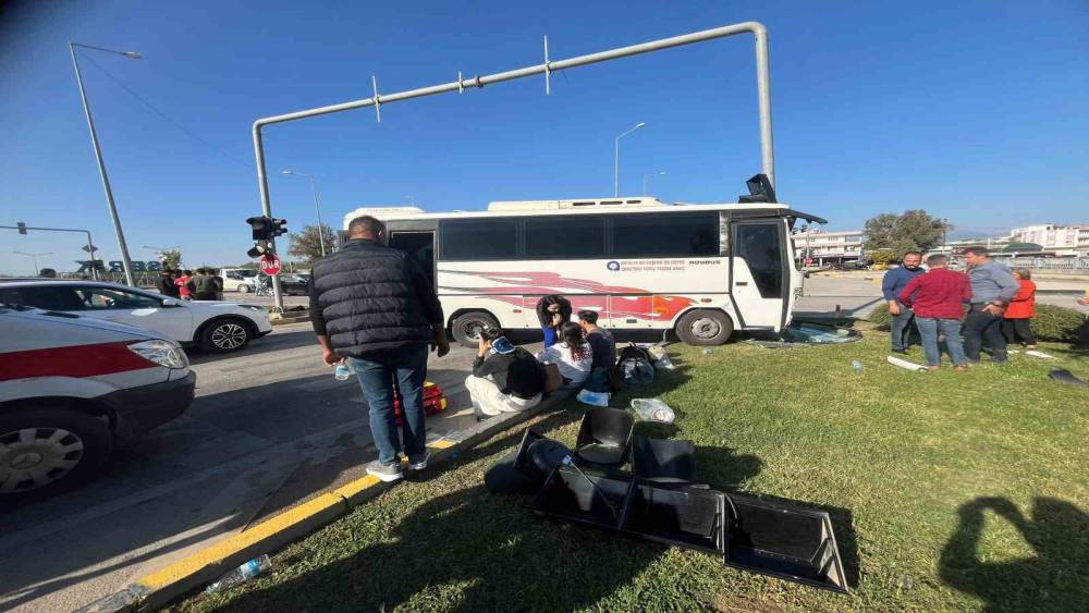 Antalya’da yolcu midibüsü ile otomobil çarpıştı: 4 yaralı
