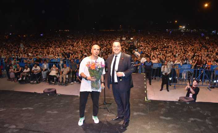 ÇAĞLAK FESTİVALİ’NDE SAHNE ALAN ‘GRİPİN’ AKHİSARLILARI COŞTURDU