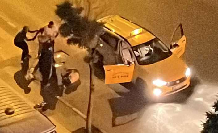 &Ouml;nce ısırıp darp etti, sonra taksiyle kaldırıma &ccedil;ıkıp ağaca vurdu