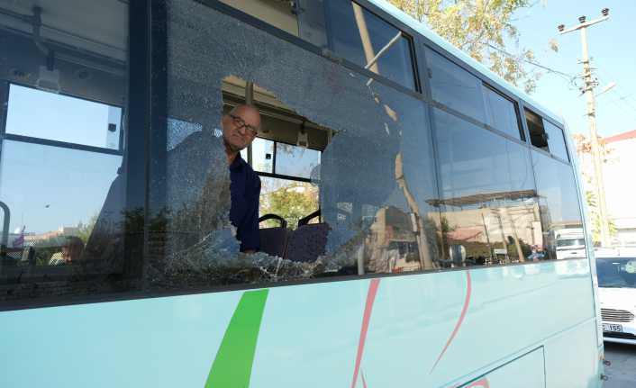Halk otobüsüne çapayla saldırı