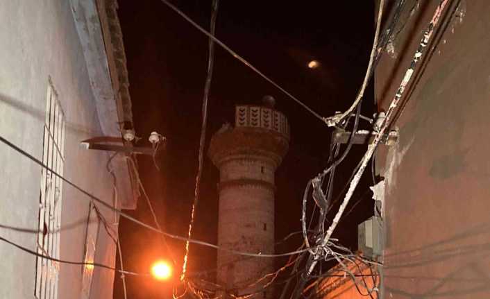 İzmir’deki depremde bir caminin minaresi yıkıldı