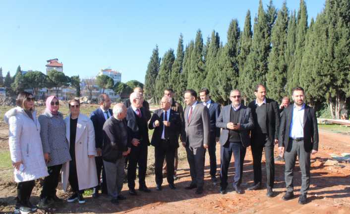 AK Partili Baybatur ve Bilen, yeni hastane ile spor kompleksini inceledi