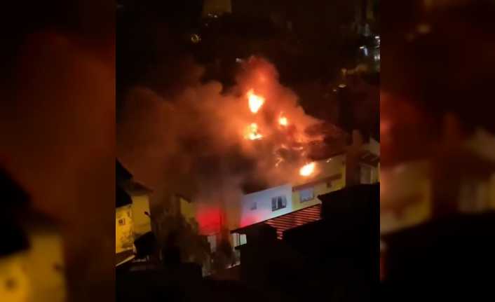 İzmir’de korku dolu anlar: 2 katlı binanın çatısına yıldırım düştü