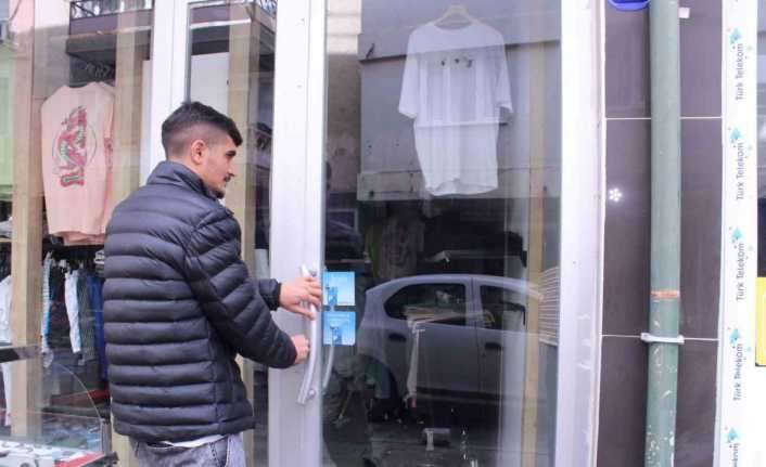 "İyilik" için dükkana kilit vurdu