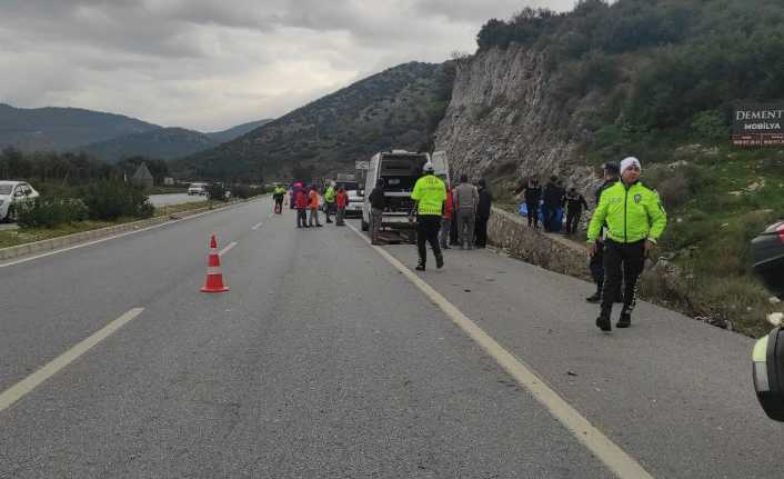 İzmir’de feci kaza: 2 ölü, 1 ağır yaralı