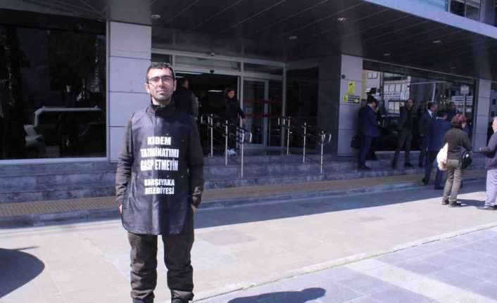 Karşıyaka Belediyesi önünde tek kişilik işçi eylemi