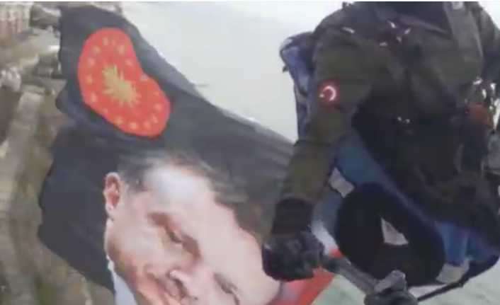 Yamaç paraşütçüsü Cumhurbaşkanı Erdoğan sevgisini gökyüzüne taşıdı