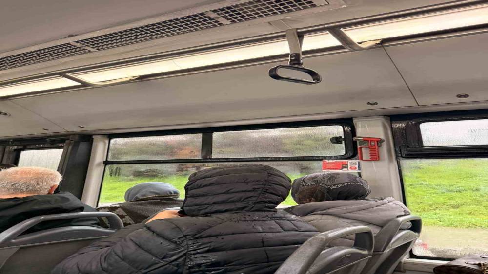 Arnavutk&ouml;y&rsquo;de belediye otob&uuml;s&uuml;n&uuml;n tavanından su aktı
