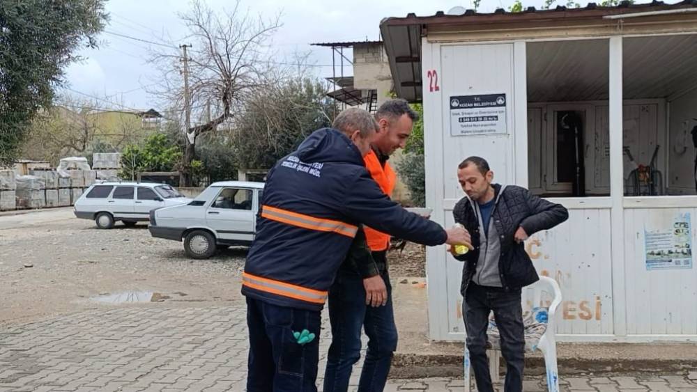 Kozan&rsquo;da temizlik iş&ccedil;ilerinden anlamlı bayramlaşma
