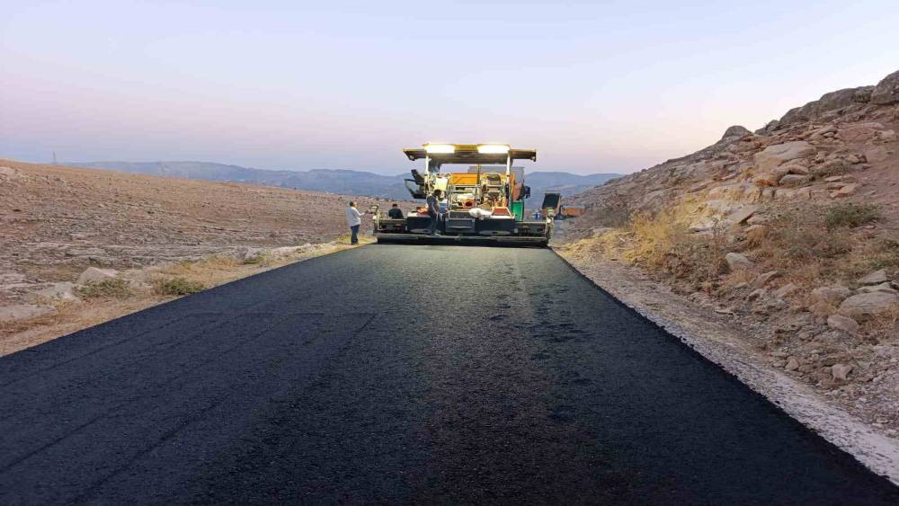Siirt’te kırsal yollar sıcak asfaltla buluşuyor
