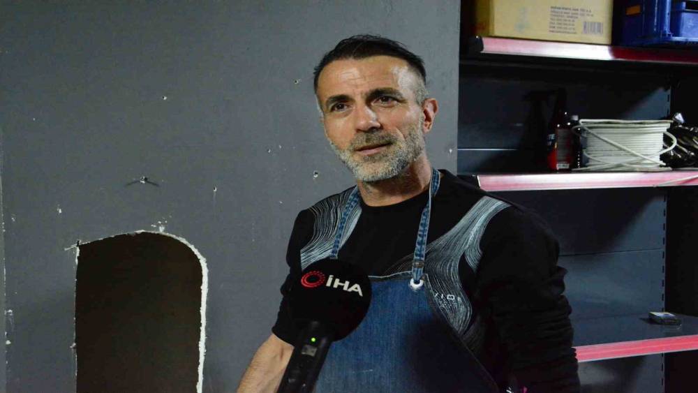 Duvar boşluğunda 3 g&uuml;n mahsur kalan kediyi iş yeri sahibi kurtardı

