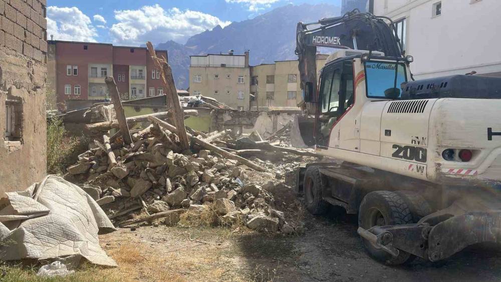 Hakkari’deki metruk binalar tek tek yıktırılıyor

