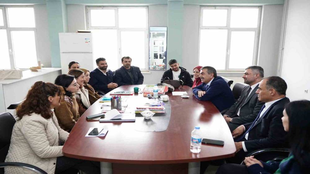 Mardin’e giden Bakan Tekin, Diyarbakır’da yol güzergahında bir okula uğradı
