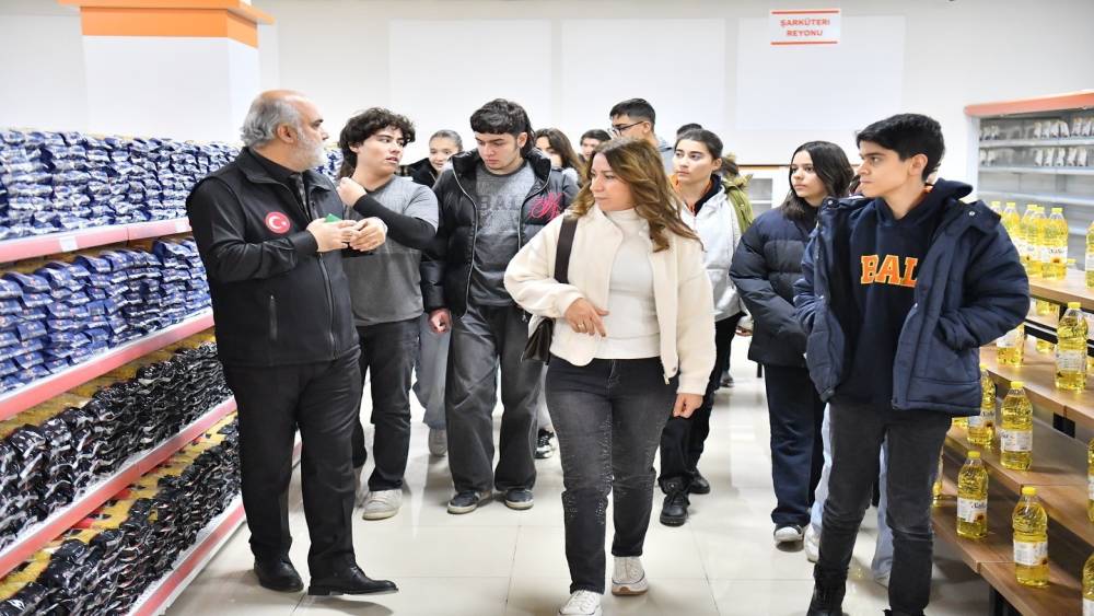 "İyilik El&ccedil;isi" Projesi gen&ccedil;lere yardımlaşma ve tarih bilinci aşılıyor
