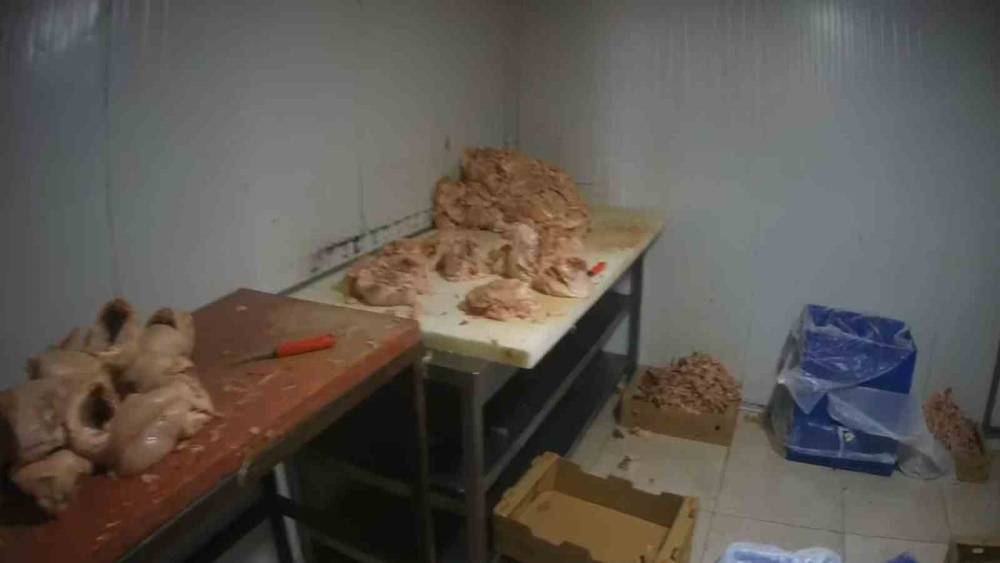 Kocaeli&rsquo;de merdiven altı tavuk par&ccedil;alama tesisine su&ccedil;&uuml;st&uuml;
