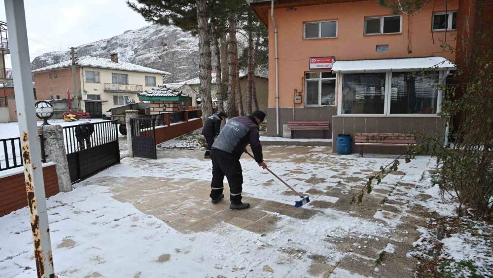 İn&ouml;n&uuml;&rsquo;de cami ve kaldırımlarda kış tedbirleri
