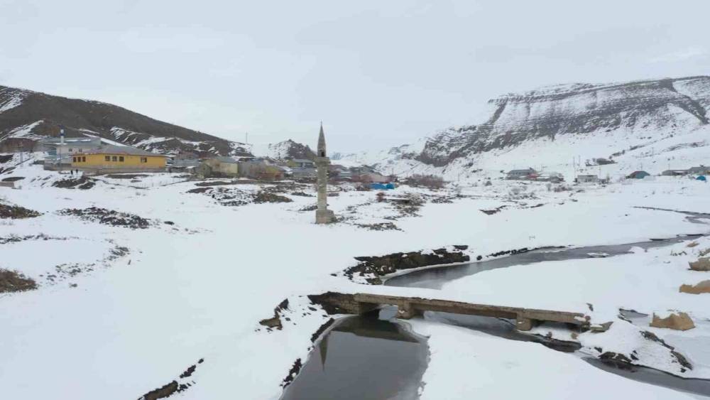 Ağrı&rsquo;da barajdan &ccedil;ıkan tarihi minare kış manzarasıyla b&uuml;y&uuml;ledi
