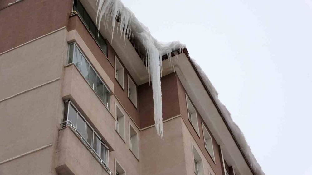 Bitlis&rsquo;te &ccedil;atılardaki buzların boyu 5 metreye ulaştı
