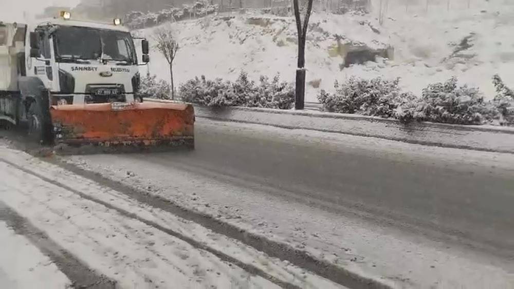 Şahinbey Belediyesi&rsquo;nden kar yağışına anında m&uuml;dahale
