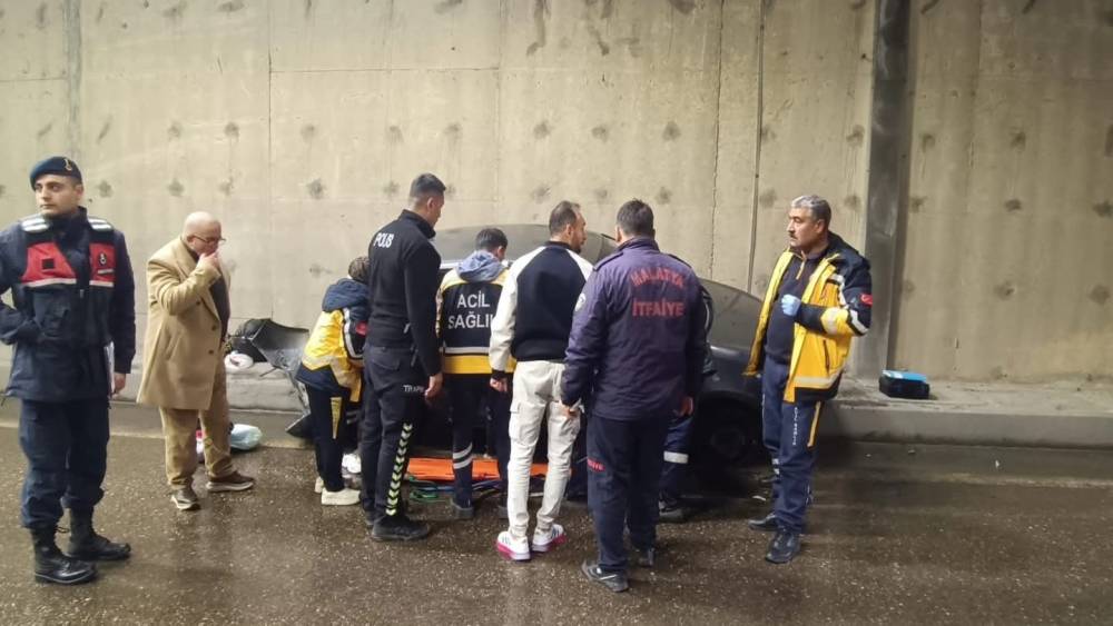 Erkenek T&uuml;neli&rsquo;nde kaza: 3 yaralı
