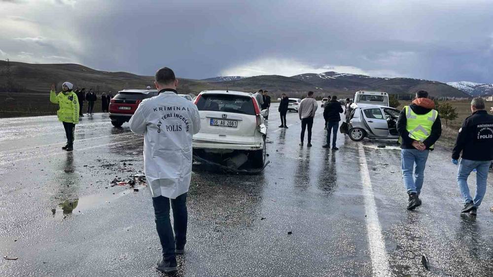 Bayram tatili d&ouml;n&uuml;ş&uuml; trafik kazası: 1 &ouml;l&uuml;, 5 yaralı
