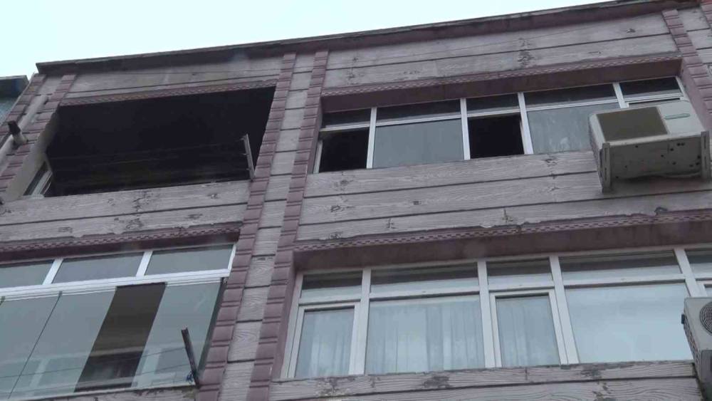 Eşini &ouml;ld&uuml;r&uuml;p evi ateşe verdi
