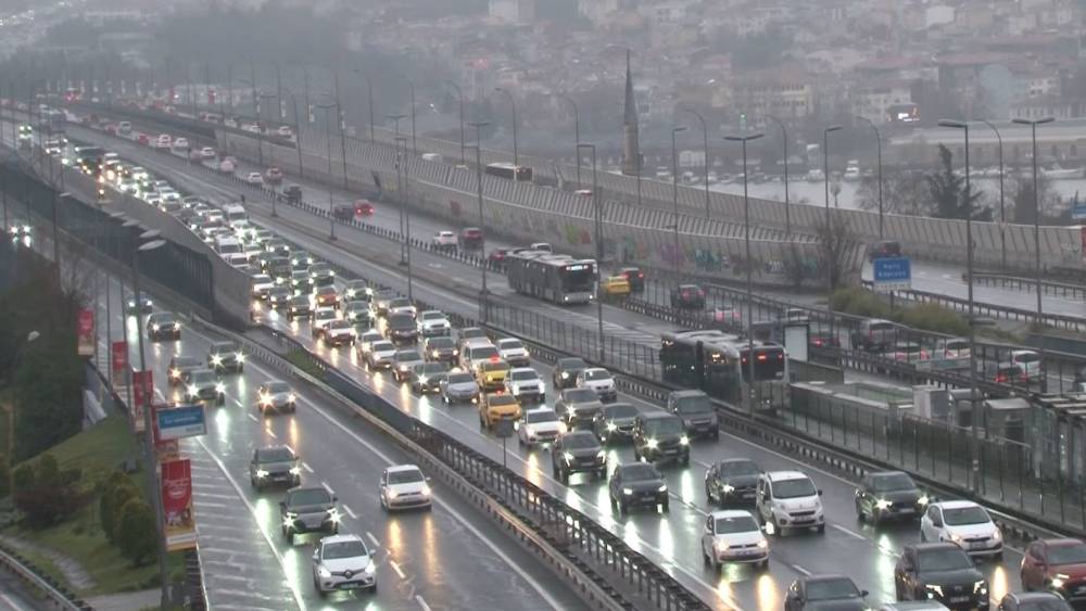 İstanbul&rsquo;da trafik yoğunluğu y&uuml;zde 60&rsquo;a ulaştı
