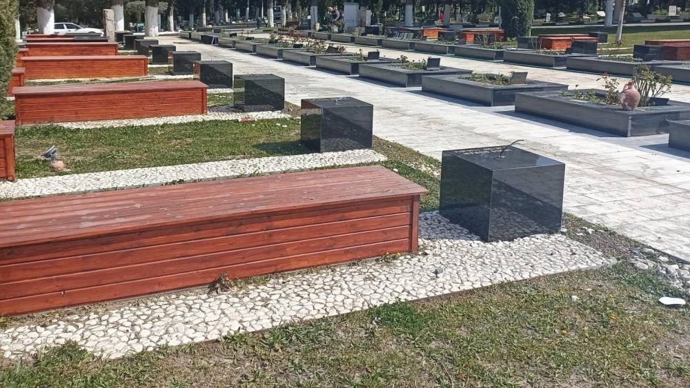 Manisa B&uuml;y&uuml;kşehir mezarlıkları Kurban Bayramı&rsquo;na hazırlıyor
