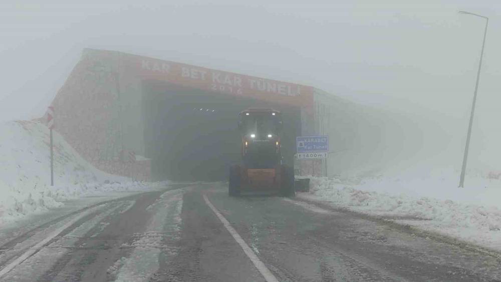 Turuncu kaplanların kar mesaisi Karabet Geçidi’nde başladı
