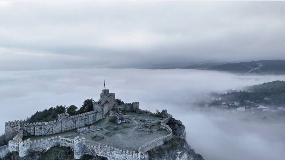 Boyabat Kalesi&rsquo;nin sis altındaki g&ouml;r&uuml;nt&uuml;s&uuml; mest etti
