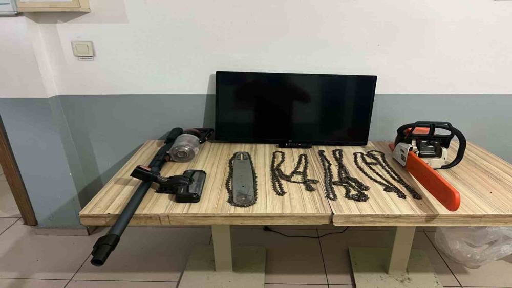 Evde buldukları her şeyi &ccedil;aldılar: 2 tutuklama
