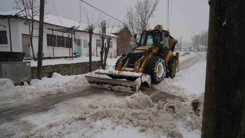 Balıkesir B&uuml;y&uuml;kşehir Belediyesinden karla m&uuml;cadele &ccedil;alışmaları
