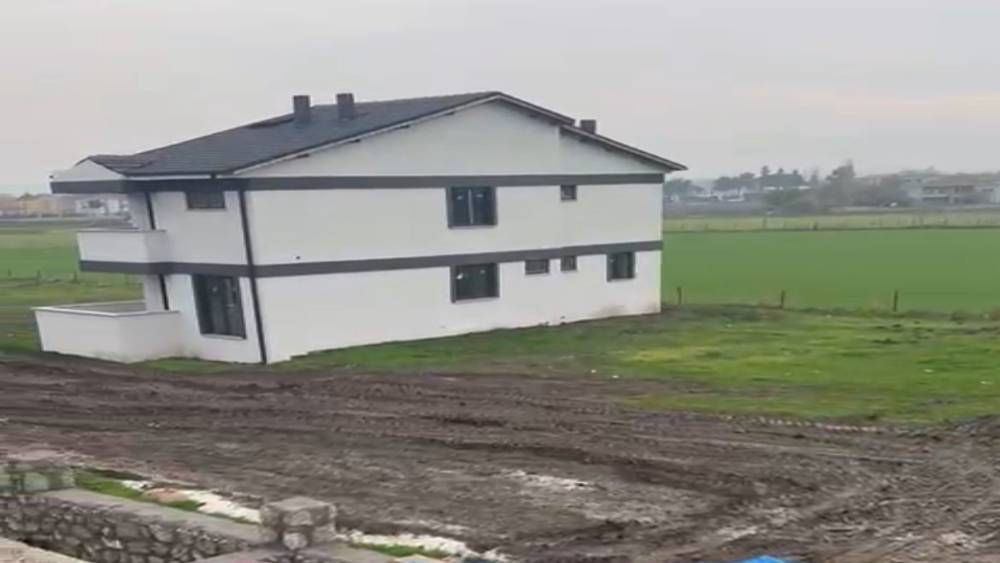 G&ouml;nen&rsquo;de imar var, inşaat var yol yok, altyapı yok
