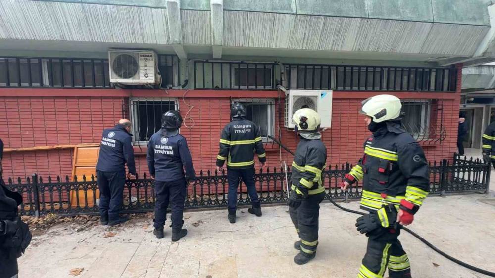 Cuma namazı &ouml;ncesinde cami &ccedil;arşısında yangın paniği

