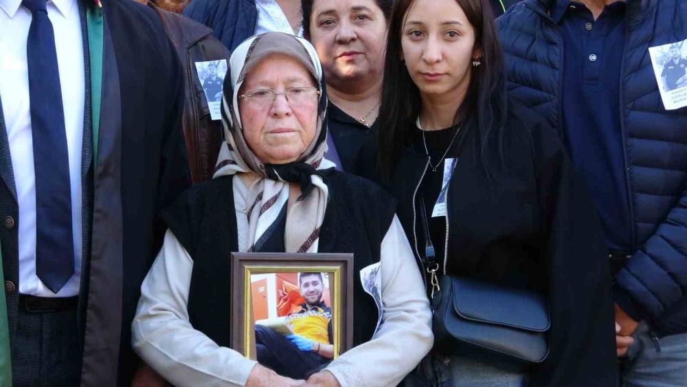 Darp sonucu &ouml;len gen&ccedil; paramediğin annesi mahkemede g&ouml;zyaşlarına boğuldu
