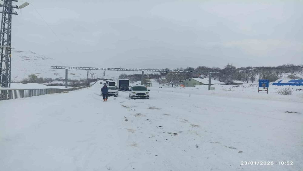 Kayseri-Malatya kara yolunda mahsur kalan yolcular, G&uuml;r&uuml;n il&ccedil;esinden uğurlandı

